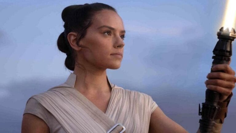 voce-vai-surtar-ao-saber-que-daisy-ridley-pode-trocar-o-sabre-de-luz-por-uma-capa-em-filme-de-quadri
